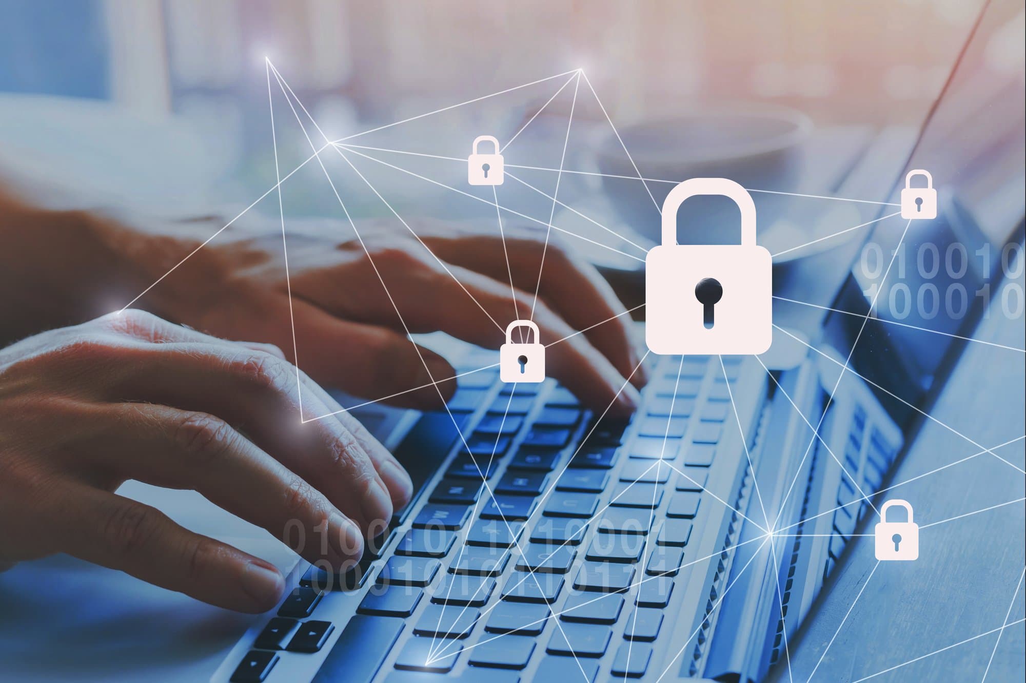 Mains sur un clavier d’ordinateur portable et cadenas symbolisant la sécurité des données