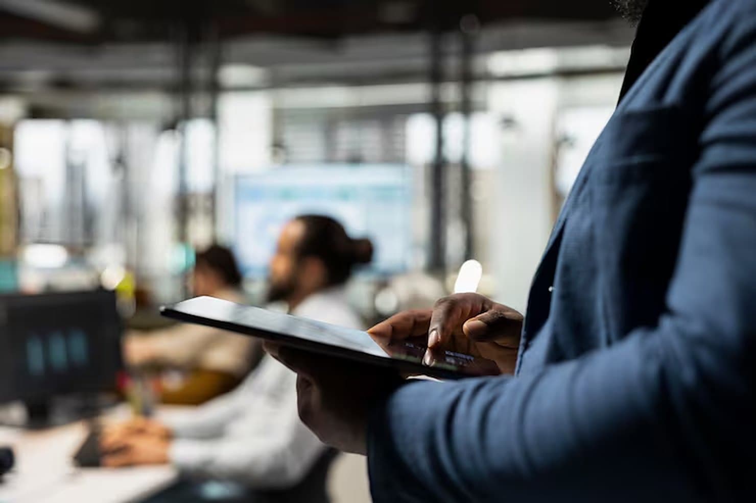 Cadre consultant une tablette dans un espace de travail